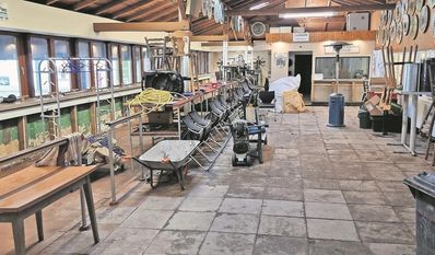 Der Kleinkaliber-Stand war nach dem Hochwasser kaum wiederzuerkennen (links), nach Ablauf des Wassers konnte man ihn Mitte Januar schon besser erkennen (Mitte) und mittlerweile hat der Raum schon wieder einen dichten Betonboden (rechts).