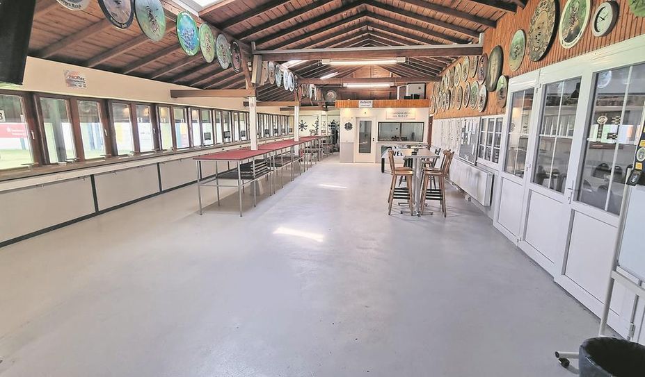 Der Kleinkaliber-Stand war nach dem Hochwasser kaum wiederzuerkennen (links), nach Ablauf des Wassers konnte man ihn Mitte Januar schon besser erkennen (Mitte) und mittlerweile hat der Raum schon wieder einen dichten Betonboden (rechts).