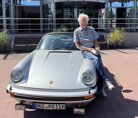 Harald Saffetius von den Osterholzer Oldtimer-Freunden mit einem Porsche 911 Carrera 3,0.