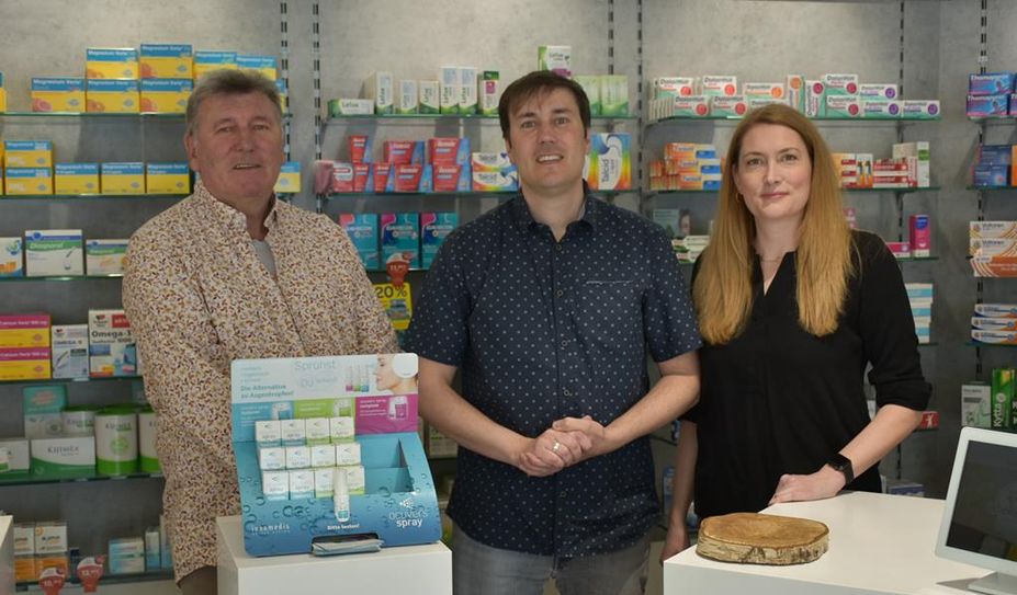 Marco Gudella (Mitte) mit seiner Frau Kirstin und seinem Vater und Gründer der Apotheke, Martin Gudella.