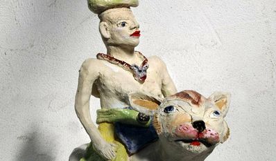 Keramikfigur Reiterin mit Kopffrucht.