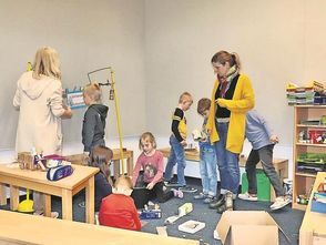 Konzentriert bei der Arbeit: Schüler*innen der Grundschule Sonnentau mit Frauke Schmidt von der BioS (gelbe Jacke).