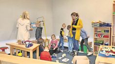 Konzentriert bei der Arbeit: Schüler*innen der Grundschule Sonnentau mit Frauke Schmidt von der BioS (gelbe Jacke).