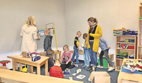 Konzentriert bei der Arbeit: Schüler*innen der Grundschule Sonnentau mit Frauke Schmidt von der BioS (gelbe Jacke).