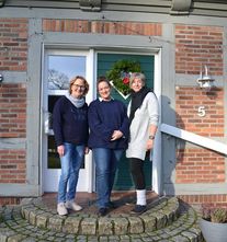 (v. l.) Carola Stelling-Neumann, Antoinette von Schwarzkopf und Iris Ullmann freuen sich auf die nächsten Feiern im Rittergut.