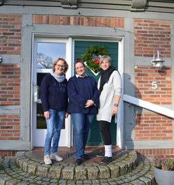 (v. l.) Carola Stelling-Neumann, Antoinette von Schwarzkopf und Iris Ullmann freuen sich auf die nächsten Feiern im Rittergut.