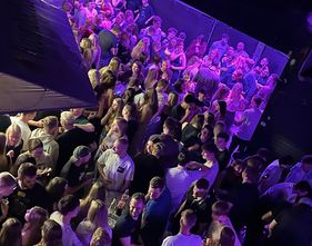 Im Club herrscht dank günstigen Drinks und stimmungsvollen DJ‘s immer beste Laune.