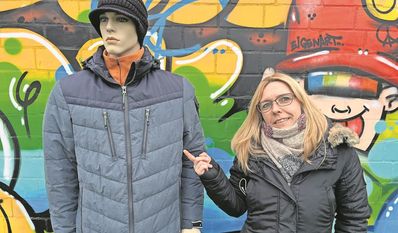 Elea Himmert freut sich über die vielen Spenden an warmen Jacken.