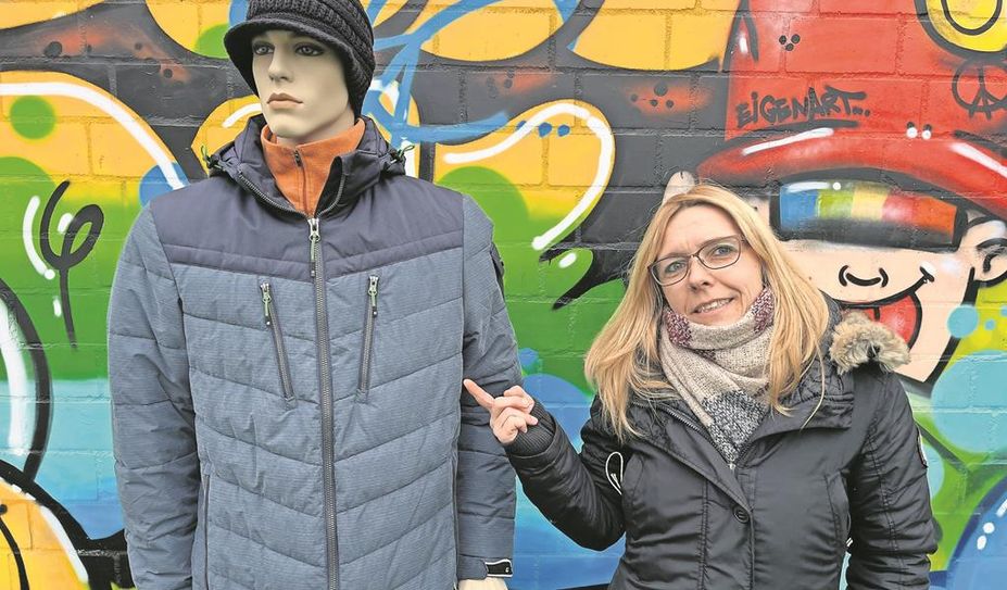 Elea Himmert freut sich über die vielen Spenden an warmen Jacken.