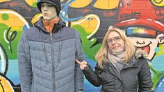 Elea Himmert freut sich über die vielen Spenden an warmen Jacken.