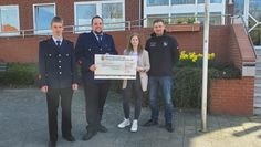 Merla Beinkehr überreicht der Kinder- und Jugendfeuerwehr einen Scheck in Höhe von 1.000 Euro.