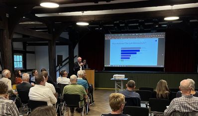 Der Vortrag auf Gut Sandbeck war gut besucht. Die Besucher:innen konnten zudem ihre Wünsche für eine Klimapolitik vor Ort äußern. Das geht bis zum 30. September auch noch digital.