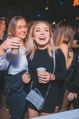 Bevor alle Altersgruppen feiern können, gehört der Abend zunächst den Menschen über 30 Jahre.