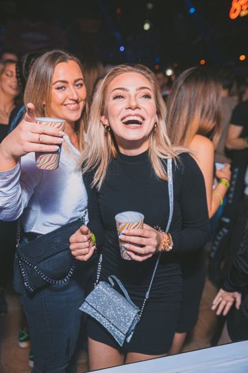 Bevor alle Altersgruppen feiern können, gehört der Abend zunächst den Menschen über 30 Jahre.