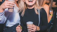 Bevor alle Altersgruppen feiern können, gehört der Abend zunächst den Menschen über 30 Jahre.