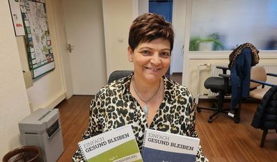 Christina Rotondo-Renken aus dem Anzeigenverkauf präsentiert die Ratgeber „Einfach gesund bleiben“.