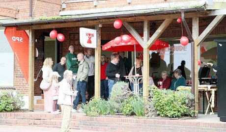 Bei Kaffee, Kuchen und Bratwurst eröffnete der SPD-Ortsverein Ritterhude sein Wahlbüro im Beisein des Landratskandidaten Michael Harjes und des Bürgermeisterkandidaten Jürgen Kuck.