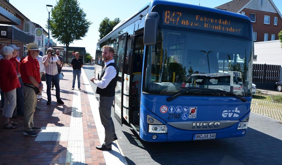 Bürgermeister Marc Breitenfeld präsentierte den neuen Busknotenpunkt.