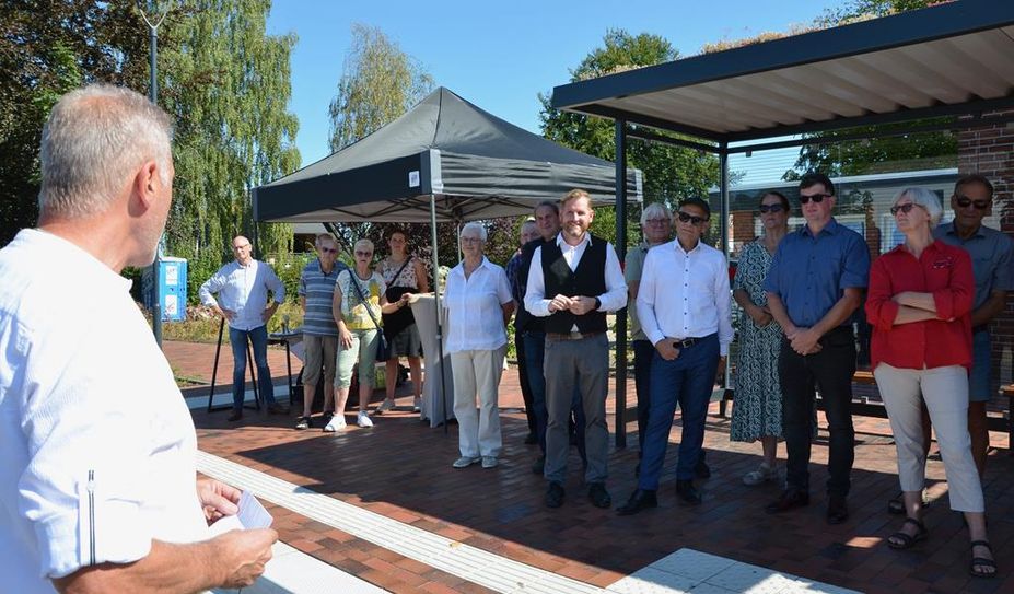 Bürgermeister Marc Breitenfeld präsentierte den neuen Busknotenpunkt.
