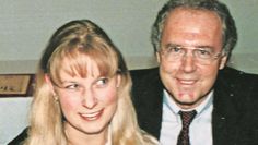 Franz Beckenbauer überreicht Katja Burmeister an einem Ehrenabend Blumen.