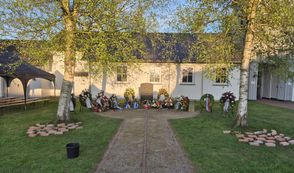 Mit dem Niederlegen der Kränze soll den Häftlingen gedacht werden.