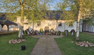 Mit dem Niederlegen der Kränze soll den Häftlingen gedacht werden.