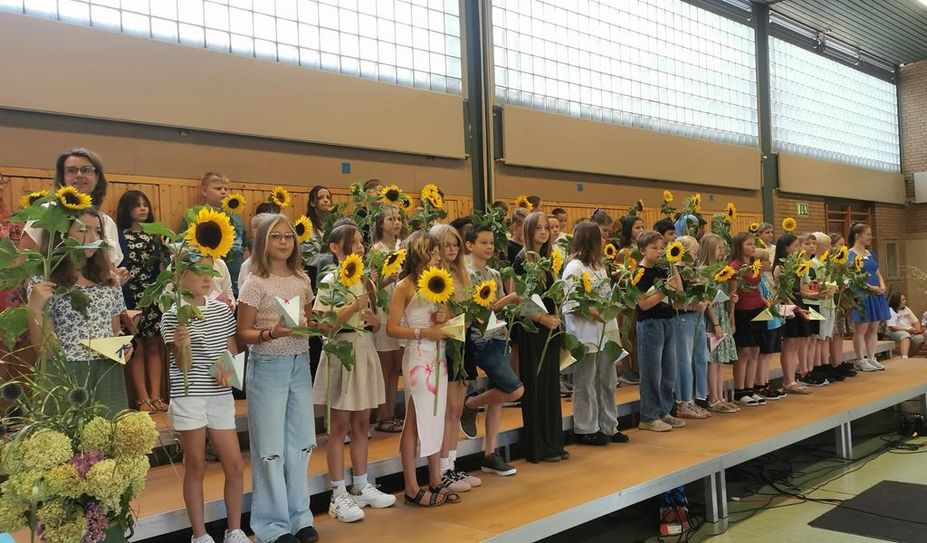 Die Sonnenblumen sorgten für einen besonders farbenfrohen Moment auf der Bühne.