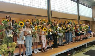 Die Sonnenblumen sorgten für einen besonders farbenfrohen Moment auf der Bühne.