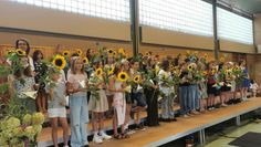 Die Sonnenblumen sorgten für einen besonders farbenfrohen Moment auf der Bühne.