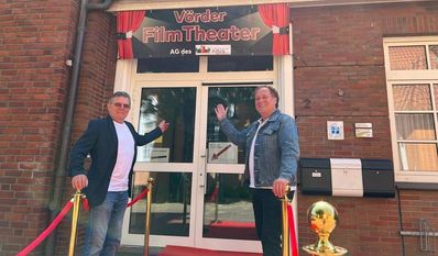 Erwin Bremer (li.) und Hans Luettke laden gemeinsam mit weiteren Ehrenamtlichen einmal im Monat ins Kino ein.