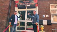 Erwin Bremer (li.) und Hans Luettke laden gemeinsam mit weiteren Ehrenamtlichen einmal im Monat ins Kino ein.