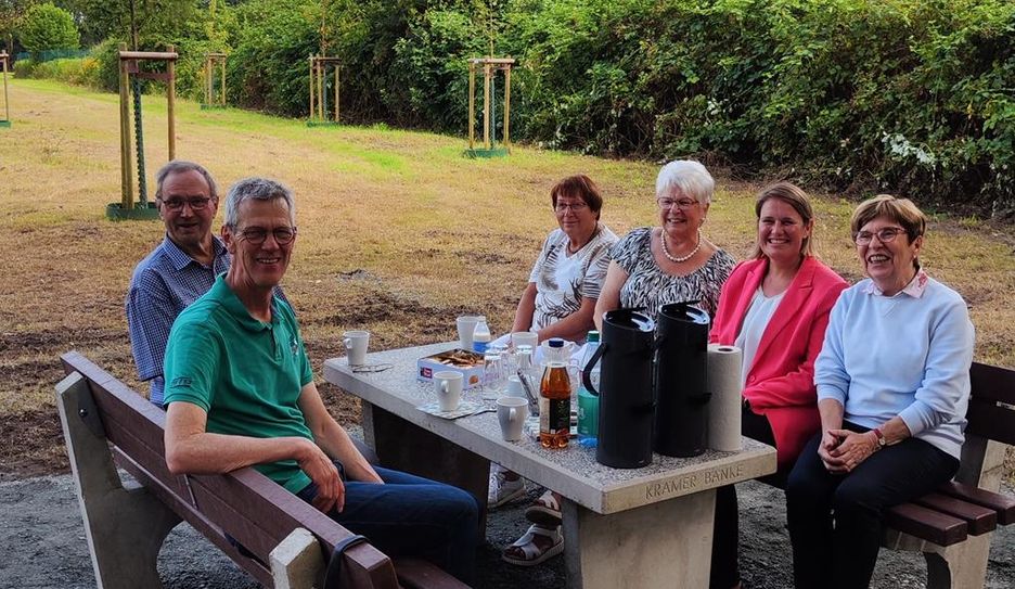 Die Mitglieder des Heimatvereins sowie Mitarbeitende der Gemeindeverwaltung freuen sich über das neue Entspannungsangebot.