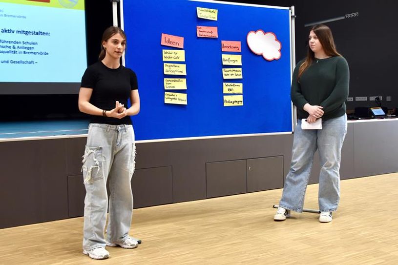 Neval Akyürek und Marie Zimmermann bei ihrer Präsentation.