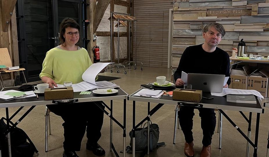 Die Jurymitglieder Merle Radtke und Radek Krolczyk freuen sich, dass sie so viele Menschen auf den Preis beworben haben, auch wenn ihnen die Entscheidung nicht leicht viel.