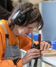 Saskia Tietjen und Michael Lieber vom Haushaltsdienst, Anke Brummerhop in der Kabelkonfektionierung.