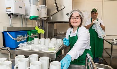 Saskia Tietjen und Michael Lieber vom Haushaltsdienst, Anke Brummerhop in der Kabelkonfektionierung.