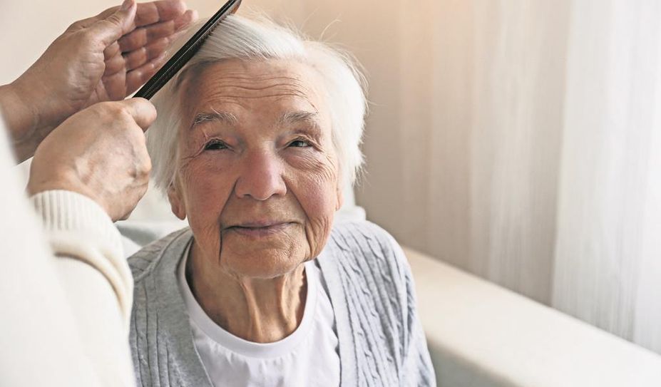 Die Zahl der pflegebedürftigen Menschen in Deutschland werde laut Statistischem Bundesamt allein durch die zunehmende Alterung bis 2055 um 37 Prozent zunehmen. Das sind etwa 6,8 Millionen Pflegebedürftige.