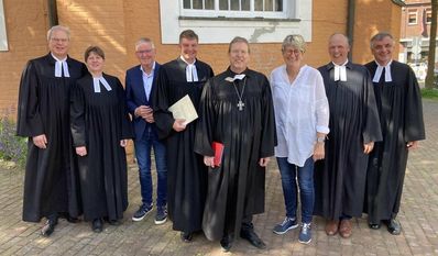 Pastor Gerhard Schäfer (v. li.), Pastorin Esther Ockuhn, Thomas Schuster, Carsten Stock, Hans-Christian Brandy, Ulrike Bosselmann, Pastor Markus Stamme und Pastor Manfred Thoden nach dem Gottesdienst.