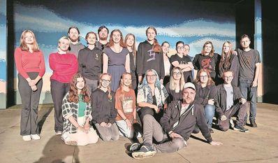 Das Ensemble der Jugendgruppe und Regisseur Oliver Kohlmann sind stolz, das Stück selbst zu produzieren.