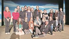 Das Ensemble der Jugendgruppe und Regisseur Oliver Kohlmann sind stolz, das Stück selbst zu produzieren.