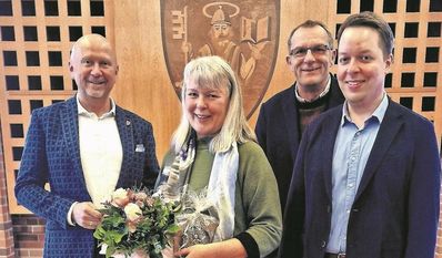 Bei der Verabschiedung (v. li.): Bürgermeister Michael Hannebacher, Gerda Lütjen, Ulf Busch (Leiter des Fachbereichs Stadtentwicklung) und Marco Buck (stellv. Personalratsvorsitzender).