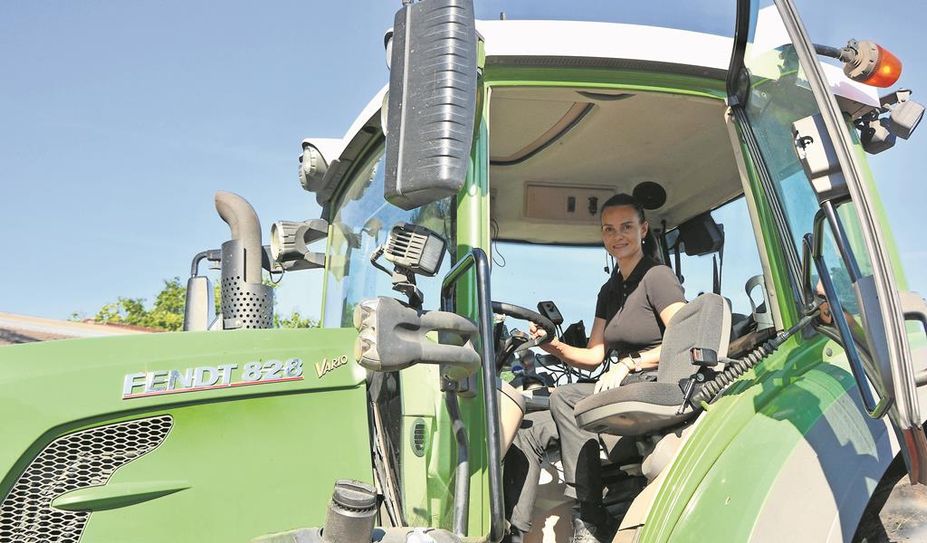 Beim Arbeiten mit dem Traktor hat Vanessa-Kim Zobel sichtlich Spaß.