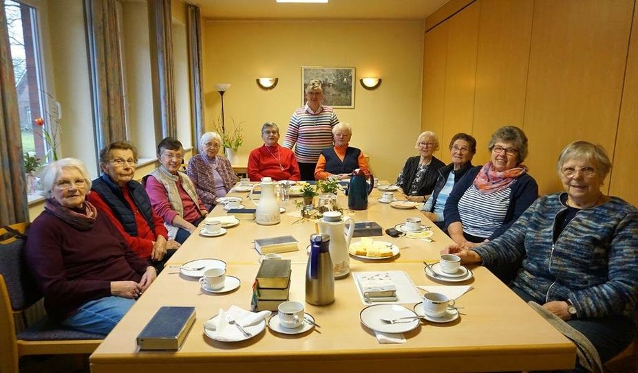 Beim Frauenkreis Kirchwistedt um Erika Steffens (hinten Mitte) steht der persönliche Austausch bei Kaffee und Kuchen an erster Stelle.