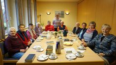 Beim Frauenkreis Kirchwistedt um Erika Steffens (hinten Mitte) steht der persönliche Austausch bei Kaffee und Kuchen an erster Stelle.