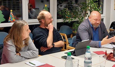 Der städtische Dezernent für Bildung, Soziales und Ordnung, Torsten Haß, (re.) der aktuell persönlich in den betroffenen städtischen Kitas und Schulen unterwegs ist.