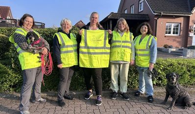 Die Mitglieder des Suchteam freuen sich sehr über die Sachspende.