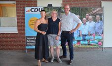 Vanessa Zobel, Manuela Söhl (CDU-Kandidatin aus dem Landkreis Cuxhaven) und Dr. Marco Mohrmann freuten sich über den regen Austausch beim Alfstedter Grillfest.