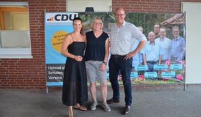 Vanessa Zobel, Manuela Söhl (CDU-Kandidatin aus dem Landkreis Cuxhaven) und Dr. Marco Mohrmann freuten sich über den regen Austausch beim Alfstedter Grillfest.