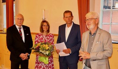 Fritz Bokelmann, das Ehepaar Göbel und Volker Lütjen bei der Preisverleihung Im Martin-Luther-Saal der St. Marien Kirche