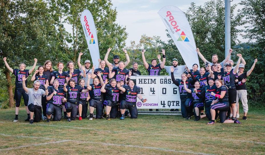 (oben) Großer Kader trotz weiter Anfahrt: Die Spielerinnen von Venom Lilienthal und ihr Logo.
(unten) Die Spielerinnen im sogenannten Huddle vor weiteren Spielzügen.